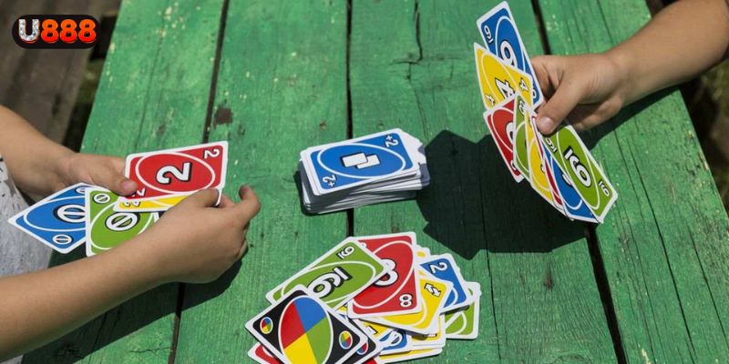 Uno U888 có thể chơi từ 2-10 người, mỗi người sẽ được chia 7 lá